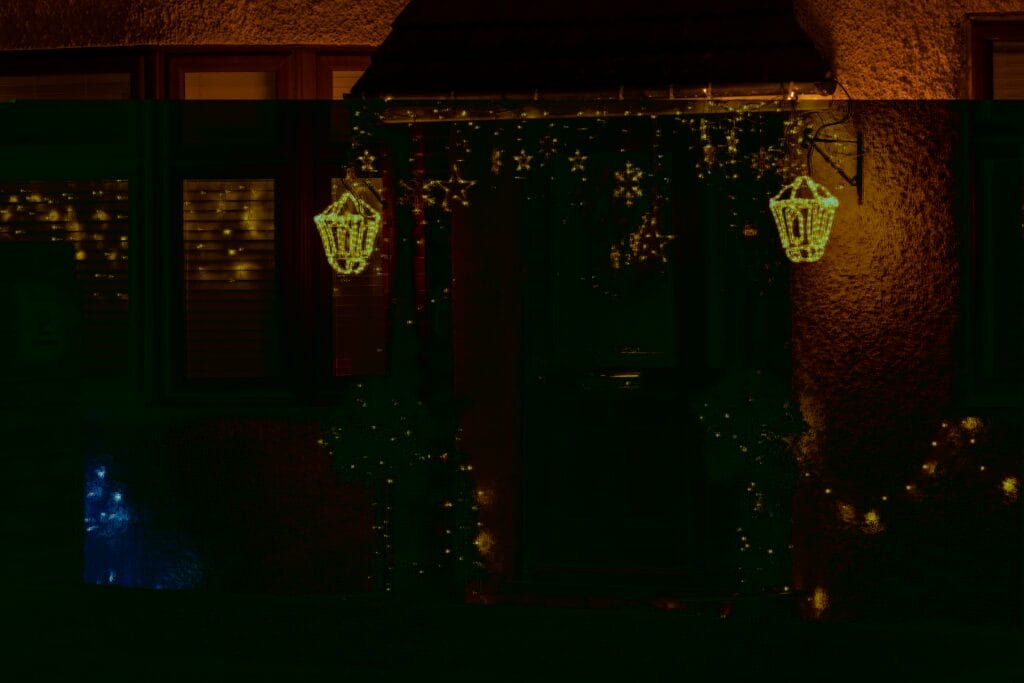 Example of the intensity of light used against a house adorned with lantern lights and hanging lights